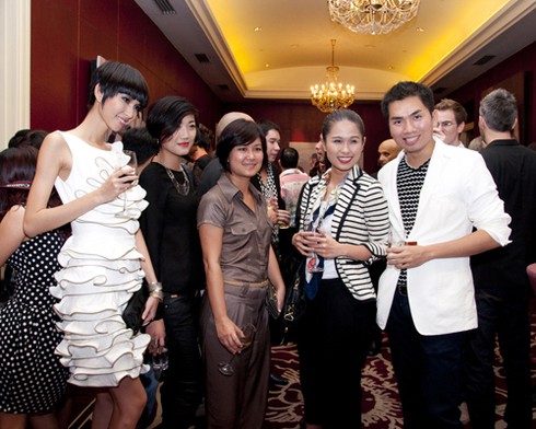 'Kate Moss Việt Nam' khoe lưng trần gợi cảm