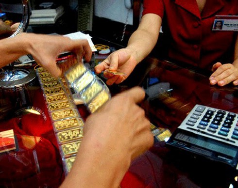 Giá vàng giảm, dân vẫn đổ xô bán cắt lỗ