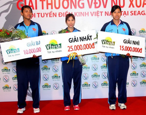 Trương Thanh Hằng nhận thưởng 'khủng' nhất đội điền kinh