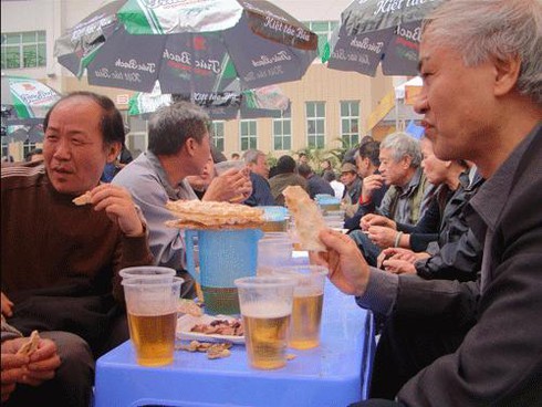Hà Nội: Ngàn người chen chân dự ngày hội uống bia