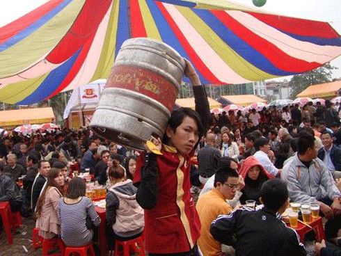 Hà Nội: Ngàn người chen chân dự ngày hội uống bia