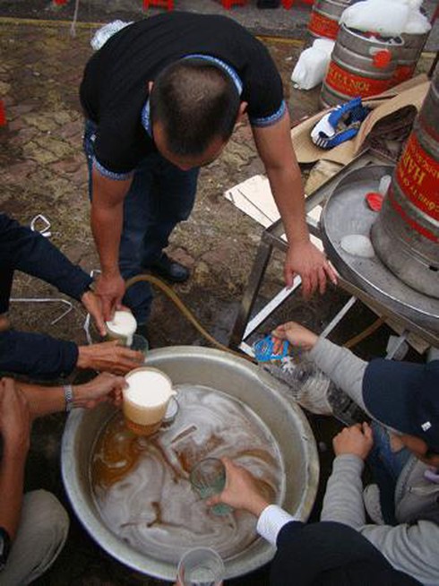 Hà Nội: Ngàn người chen chân dự ngày hội uống bia