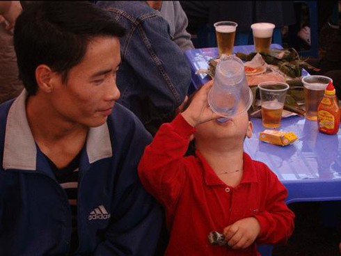 Hà Nội: Ngàn người chen chân dự ngày hội uống bia