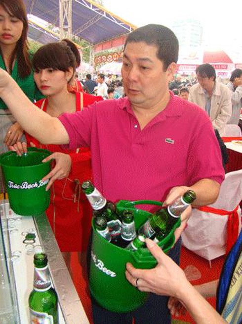 Hà Nội: Ngàn người chen chân dự ngày hội uống bia