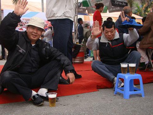 Hà Nội: Ngàn người chen chân dự ngày hội uống bia
