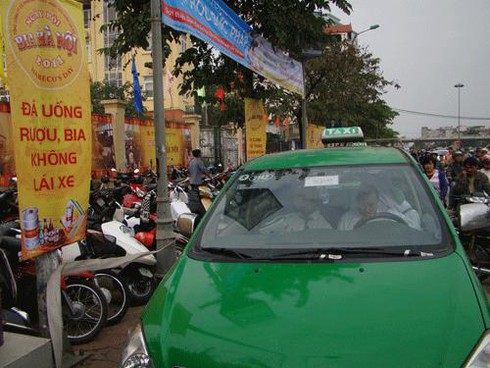 Hà Nội: Ngàn người chen chân dự ngày hội uống bia