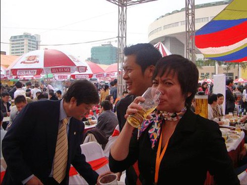 Hà Nội: Ngàn người chen chân dự ngày hội uống bia