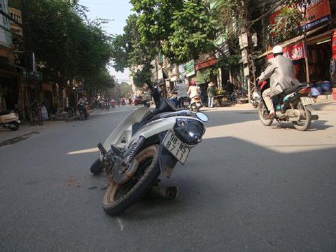 Hà Nội: Xe máy tông hai bà cháu nhập viện