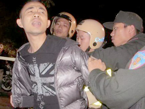 Dùng tên quan chức để hăm dọa cảnh sát