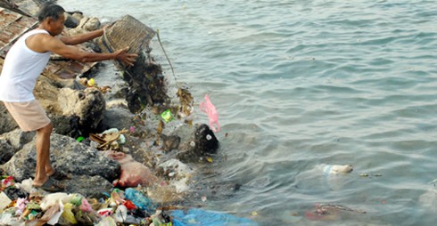 Mỗi ngày 40 tấn rác thải “đầu độc” biển đảo Lý Sơn