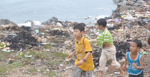 Mỗi ngày 40 tấn rác thải “đầu độc” biển đảo Lý Sơn