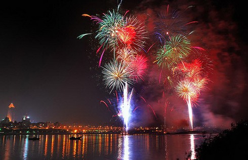 Bắn pháo hoa ở gần hầm Thủ Thiêm dịp Tết Dương lịch