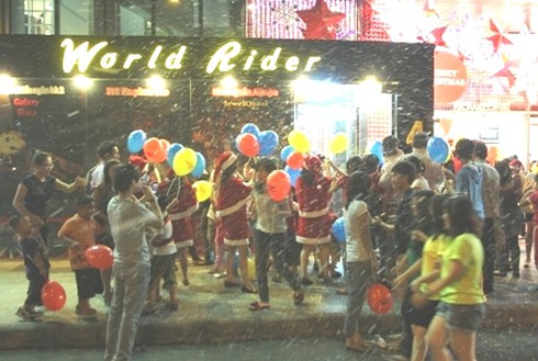 Cận cảnh tuyết `rơi` ở Sài Gòn