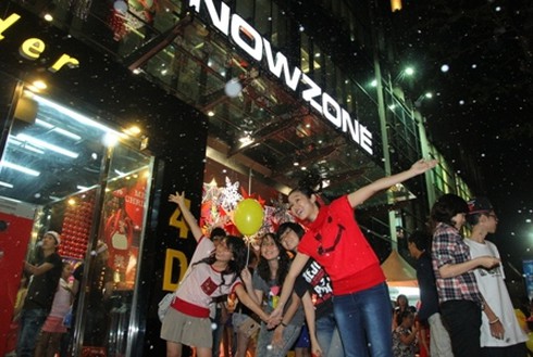 Cận cảnh tuyết `rơi` ở Sài Gòn