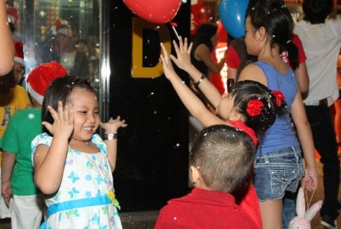 Cận cảnh tuyết `rơi` ở Sài Gòn