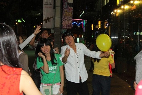 Cận cảnh tuyết `rơi` ở Sài Gòn