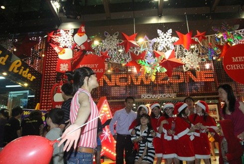 Cận cảnh tuyết `rơi` ở Sài Gòn