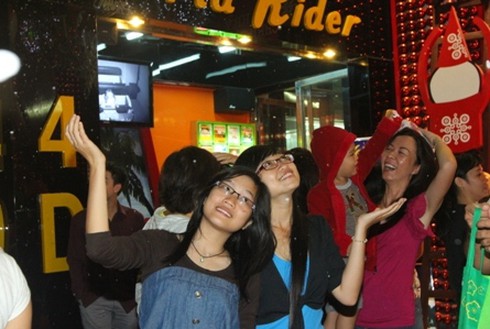 Cận cảnh tuyết `rơi` ở Sài Gòn