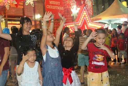 Cận cảnh tuyết `rơi` ở Sài Gòn