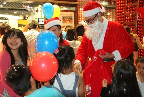 Cận cảnh tuyết `rơi` ở Sài Gòn