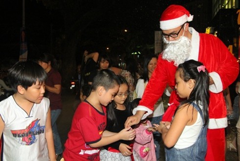 Cận cảnh tuyết `rơi` ở Sài Gòn