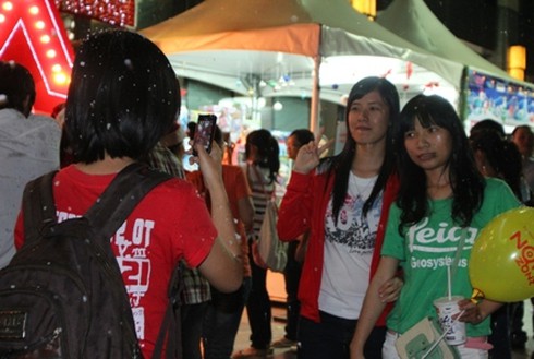 Cận cảnh tuyết `rơi` ở Sài Gòn