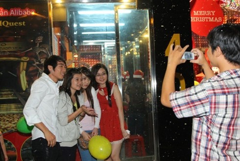 Cận cảnh tuyết `rơi` ở Sài Gòn