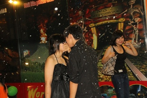 Cận cảnh tuyết `rơi` ở Sài Gòn