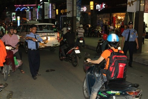 Cận cảnh tuyết `rơi` ở Sài Gòn