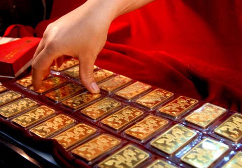 Giá vàng sắp rơi về mốc 43 triệu đồng/lượng