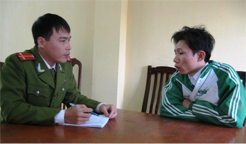 Lái xe taxi `điên` lại húc tung công an lên nắp capo