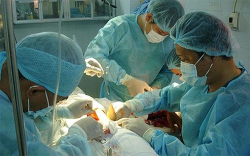 Gánh họa vì nâng ngực bằng silicon lỏng