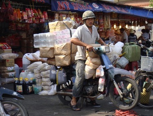 Thồ hàng Tết, xe máy ngang nhiên phạm luật
