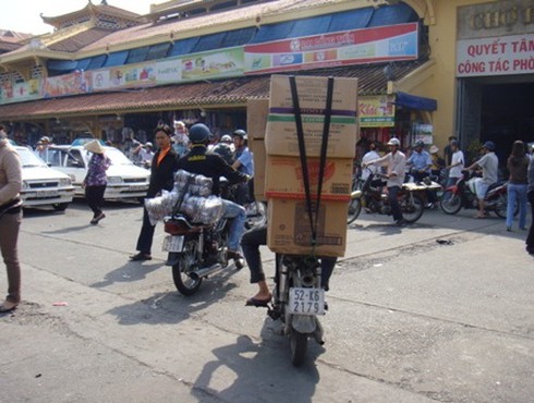 Thồ hàng Tết, xe máy ngang nhiên phạm luật