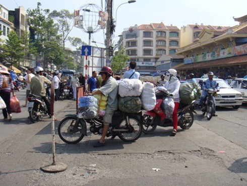 Thồ hàng Tết, xe máy ngang nhiên phạm luật