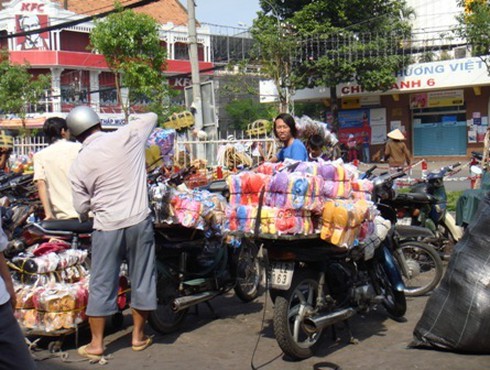 Thồ hàng Tết, xe máy ngang nhiên phạm luật