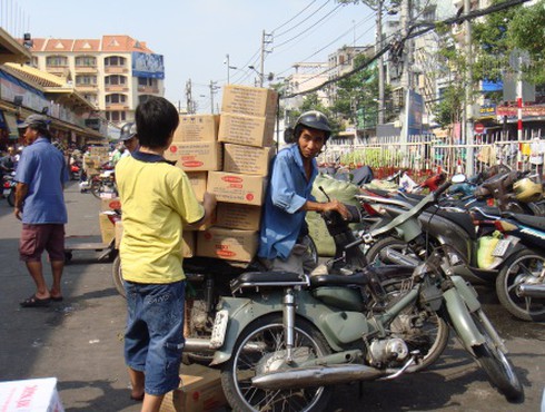 Thồ hàng Tết, xe máy ngang nhiên phạm luật