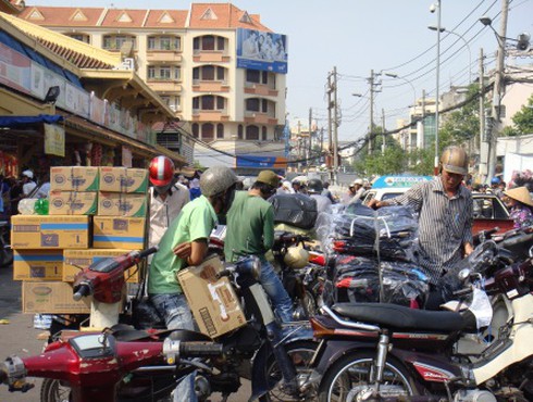 Thồ hàng Tết, xe máy ngang nhiên phạm luật