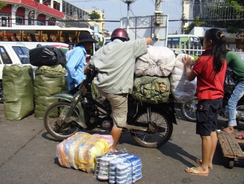 Thồ hàng Tết, xe máy ngang nhiên phạm luật