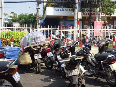 Thồ hàng Tết, xe máy ngang nhiên phạm luật