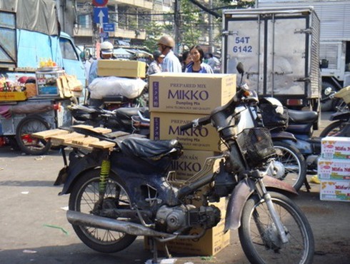 Thồ hàng Tết, xe máy ngang nhiên phạm luật