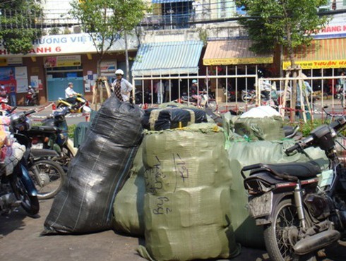 Thồ hàng Tết, xe máy ngang nhiên phạm luật