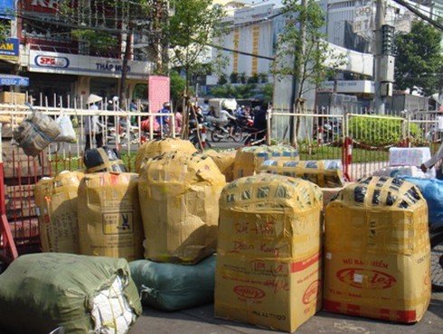 Thồ hàng Tết, xe máy ngang nhiên phạm luật