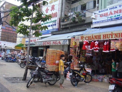 Thồ hàng Tết, xe máy ngang nhiên phạm luật