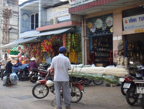 Thồ hàng Tết, xe máy ngang nhiên phạm luật
