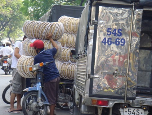Thồ hàng Tết, xe máy ngang nhiên phạm luật