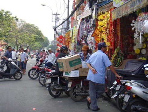 Thồ hàng Tết, xe máy ngang nhiên phạm luật