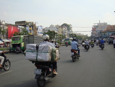 Thồ hàng Tết, xe máy ngang nhiên phạm luật