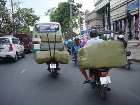 Thồ hàng Tết, xe máy ngang nhiên phạm luật