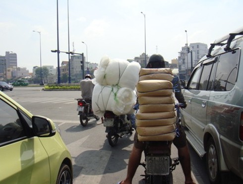 Thồ hàng Tết, xe máy ngang nhiên phạm luật